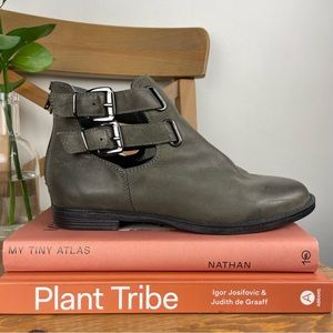 ⚡️SALE⚡️Bella Vita Buckle Booties